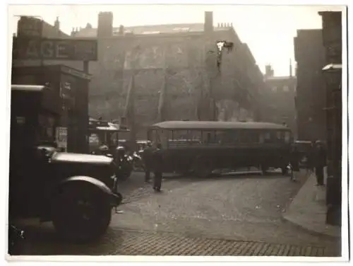 Fotografie unbekannter Fotograf, Ansicht London, Bus im Strassenverkehr New Cannon Street Station 1920