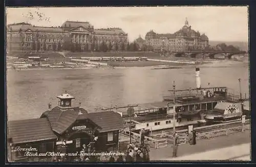 AK Dresden-Neustadt, Dampfer Karlsbad an der Anlegestelle, Blick auf Kultus-und Finanzministerium