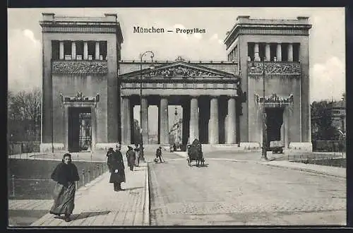 AK München, Propyläen, Passanten und Polizist