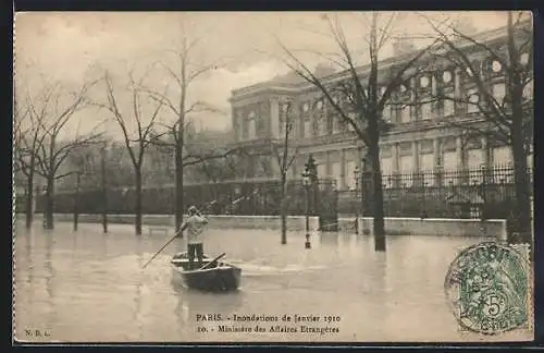 AK Paris, inondations de janvier 1910, une barque devant le ministère des affaires étrangères