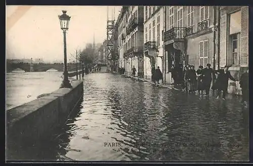 AK Paris, inondations de janvier 1910, des gens sur les passerelles au quai de Béthune