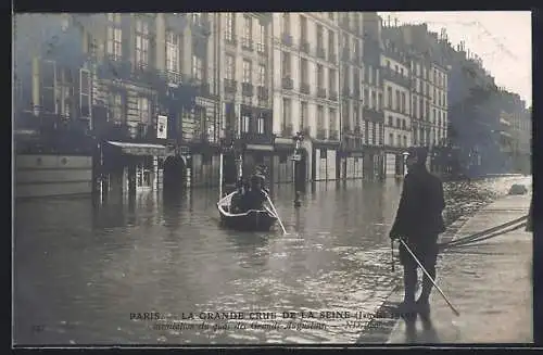 AK Paris, Inonde 1910, Quai des Grands-Augustins, überschwemmte Strasse durch Hochwasser