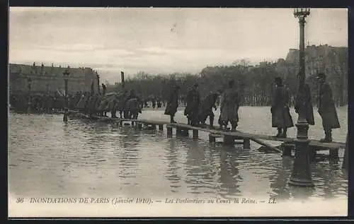 AK Paris, les Pontonniers au Cours la Reine, Inondations de Janvier 1910, Hochwasser