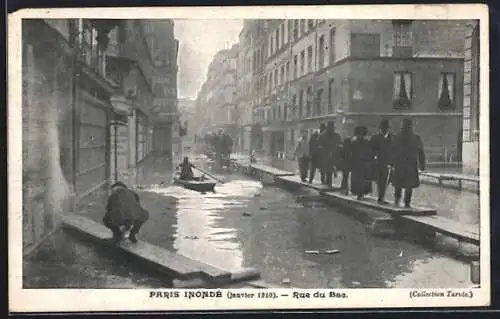 AK Paris, Menschen in einer überfluteten Strasse, Hochwasser 1910