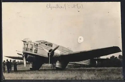 AK Chartres, Flugzeug auf dem Flugfeld