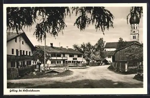 AK Gelting b. Wolfratshausen, Ortspartie mit Blick zur Kirche