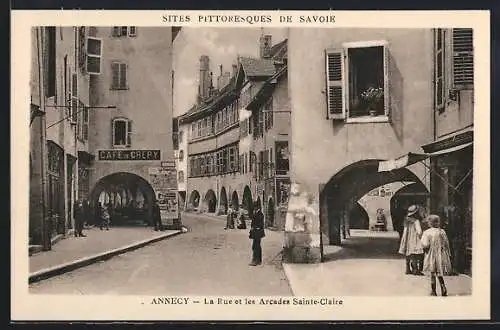 AK Annecy, la rue et les arcades Sainte-Claire, café de Crepy