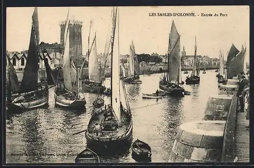 AK Les Sables-d`Olonne, Entrée du port avec voiliers et jetée animée