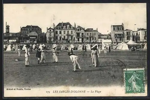 AK Les Sables-d`Olonne, La plage animée avec baigneurs et tentes en arrière-plan