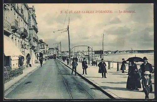 AK Les Sables-d`Olonne, Le Remblai animé avec passants et tramway