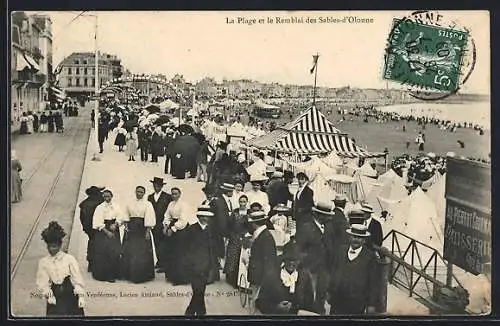 AK Les Sables-d`Olonne, La plage et le Remblai animés par des promeneurs élégants