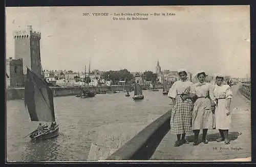 AK Les Sables-d`Olonne, Sur la jetée avec un trio de Sablaises