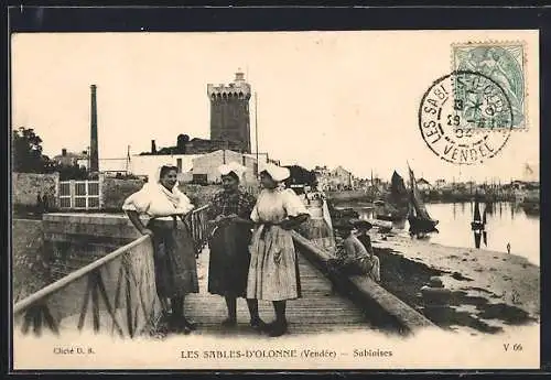 AK Les Sables-d`Olonne, Sabolaises sur le quai avec vue sur le port et la tour