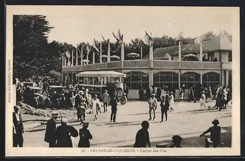 AK Les Sables-d`Olonne, Casino des Pins animé avec foule et voitures