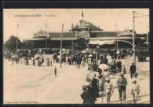 AK Les Sables-d`Olonne, Le Casino et la foule devant l`entrée principale