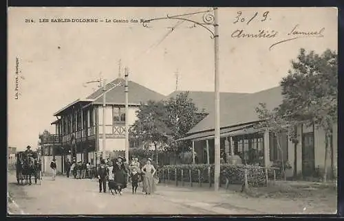 AK Les Sables-d`Olonne, Le Casino des Pins et passants sur la rue animée