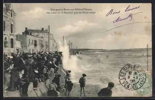 AK Les Sables-d`Olonne, Les lames sur le Remblai près du Phare rouge