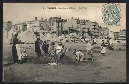 AK Les Sables-d`Olonne, La Plage avec des enfants jouant sur le sable et des tentes en arrière-plan