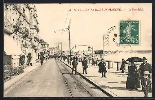 AK Les Sables-d`Olonne, Promenade sur le Remblai avec tramway et passants élégants