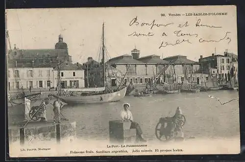 AK Les Sables-d`Olonne, Le Port: La Poissonnerie et bateaux amarrés