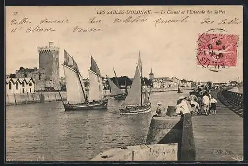 AK Les Sables-d`Olonne, Le Chenal et l`Estacade des Sables, voiliers et promenade animée