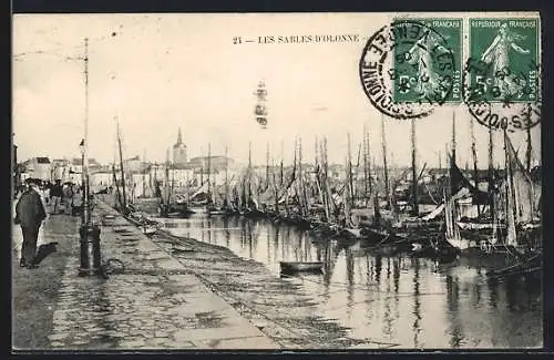 AK Les Sables-d`Olonne, Vue du port avec voiliers amarrés le long du quai