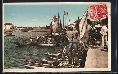 AK Les Sables-d`Olonne, Quai de la Poissonnerie avec bateaux et foule animée