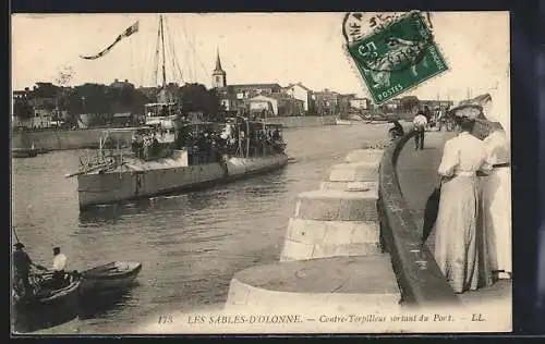 AK Les Sables-d`Olonne, Contre-torpilleur sortant du port avec promeneurs sur le quai