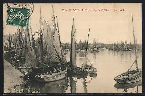 AK Les Sables d`Olonne, Le Port avec voiliers amarrés