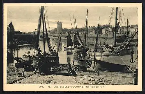 AK Les Sables-d`Olonne, Un coin du Port avec bateaux de pêche et quai animé