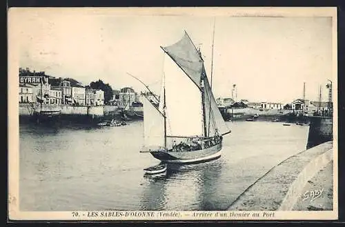 AK Les Sables-d`Olonne, Arrivée d`un thonier au port