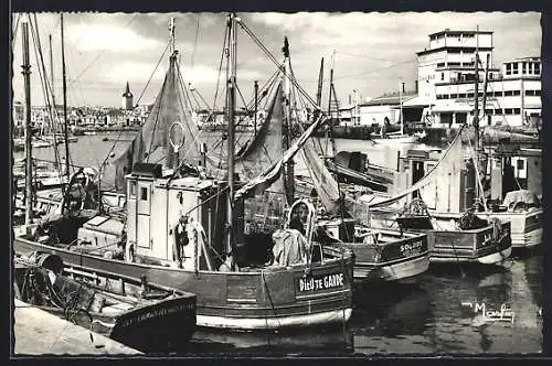 AK Les Sables-d`Olonne, Bateaux de pêche au port animés de voiles et filets