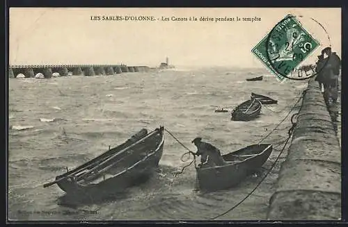 AK Les Sables-d`Olonne, Les Canots à la dérive pendant la tempête