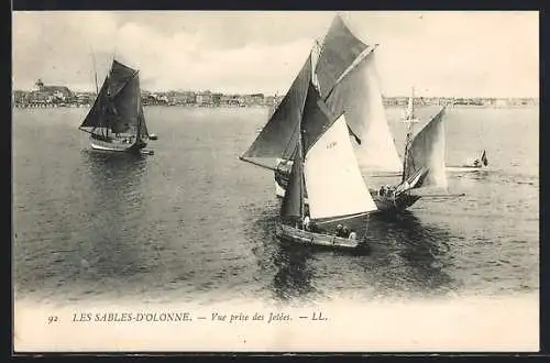 AK Les Sables-d`Olonne, Vue prise des jetées avec voiliers en mer