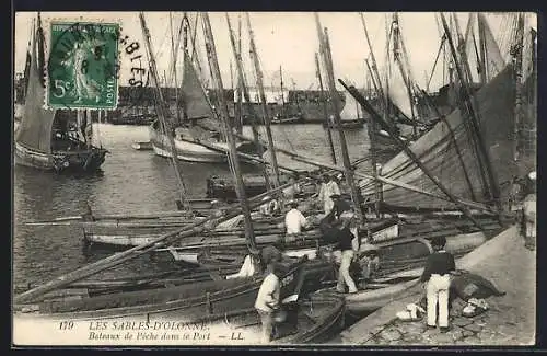 AK Les Sables-d`Olonne, Bateaux de pêche dans le port