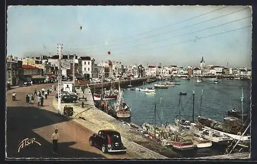 AK Les Sables-d`Olonne, Vue du port animé avec bateaux et voitures en promenade