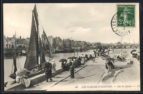 AK Les Sables-d`Olonne, Promenade animée sur les quais avec voiliers et passants sous parapluies