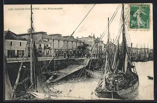 AK Les Sables-d`Olonne, La Poissonnerie et bateaux amarrés au quai