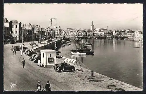 AK Les Sables-d`Olonne, Vue du port animé avec bateaux et promenade à La Chaume