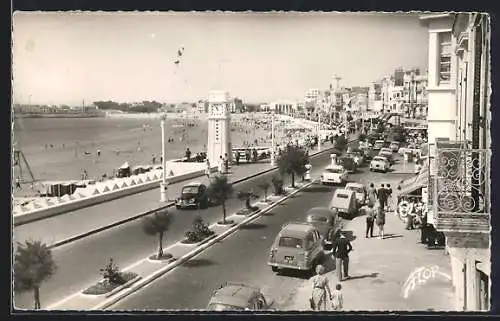 AK Les Sables-d`Olonne, Vue de la plage animée et de la promenade bordée de voitures