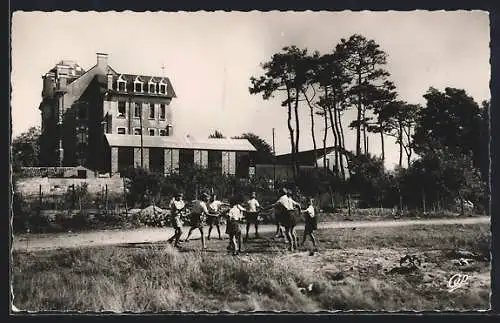 AK Les Sables-d`Olonne, Colonie des Pins Maritimes avec enfants à cheval devant un bâtiment