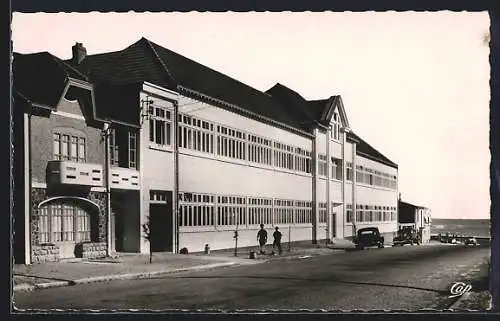 AK Les Sables-d`Olonne, Facade de la Colonie du Loiret avec voitures en stationnement