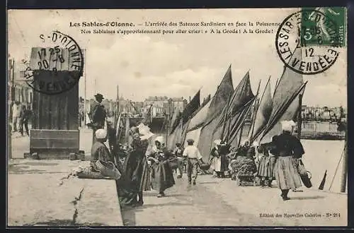 AK Les Sables-d`Olonne, Arrivée des bateaux sardiniers face à la poissonnerie