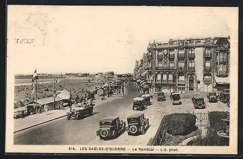 AK Les Sables-d`Olonne, Le Remblai et voitures anciennes en bord de mer