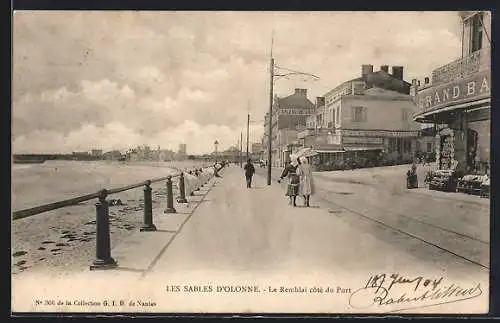 AK Les Sables-d`Olonne, Le Remblai côté du Port avec le Grand Bar et promeneurs