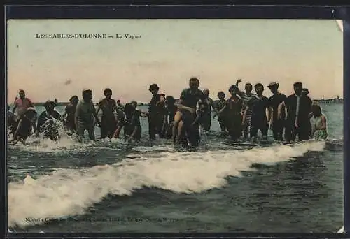 AK Les Sables-d`Olonne, La Vague avec baigneurs dans l`océan