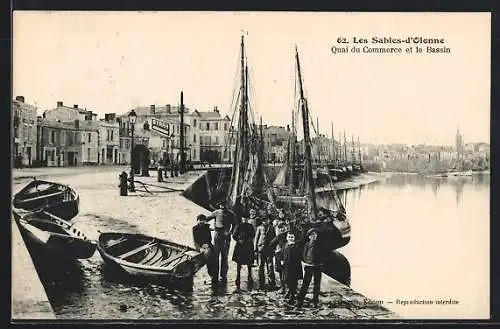 AK Les Sables-d`Olonne, Quai du Commerce et le Bassin avec bateaux et habitants