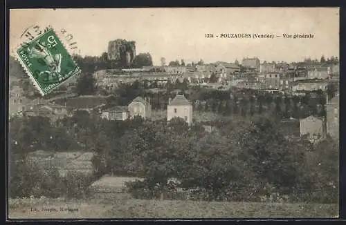 AK Pouzauges, Vue générale du village en Vendée