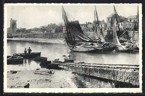 AK Les Sables-d`Olonne, Le Chenal et la Tour d`Arundel avec voiliers amarrés