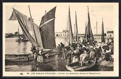 AK Les Sables-d`Olonne, Arrivée des sardiniers devant la poissonnerie